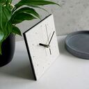 Minimalistyczny zegar do salonu