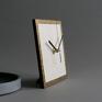 minimalistyczny zegar brązowe z metalicznym akcentem unikalny na prezent