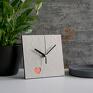 Minimalistyczny zegar stojący z papieru. Oryginalny dla pary