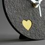 zegary oryginalny czarny zegar ze złotym sercem - prezent dla ukochanej minimalistyczne dodatki
