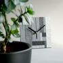 geometryczny zegar wyróżniający się niecodziennym dizajnem nowoczesny stojący
