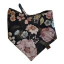 Dwustronna bandana dla psa na wiązanie rozmiar M Kwiaty na czarnym tle
