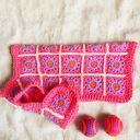 Sweter poncho dla małego psa - ręcznie szydełkowane ubranko w kwiaty