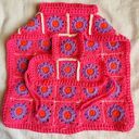 Sweter poncho dla małego psa - ręcznie szydełkowane ubranko w kwiaty