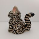 Mini figurka szarego kota bengalskiego - ręcznie malowana dekoracja